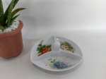 PETISQUEIRA - PORCELANA: Bela petisqueira executada em porcelana com assinatura de Nilsa, com belo desenhos feito a mão, medida: diâmetro;17 cm