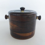 BALDE DE GELO - ANOS 50: Bonito balde de gelo em madeira nobre taqueado com detalhes em metal, tampa precisa de restauro, com duas alças laterais, medidas: altura:15 cm e diâmetro:18 cm