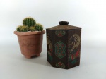 LATA ANTIGA - COLEÇÃO: Antiga lata de coleção no formato sextavado, com desenhos do Egito, com tampa. Medidas: altura: 14 cm, largura: 11 cm e comprimento: 11 cm.
