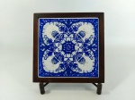 BANDEJA - MADEIRA: Antiga bandeja descanso de panelas em madeira nobre clara com azulejo com desenho de flores nas tonalidades azul e branco, medidas: altura:2 cm, largura:18 cm e comprimento:18 cm