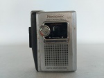 WALKMAN - PANASONIC: Antigo Walkman da marca Panasonic, modelo RQ-L11, Auto Stop System, usa duas pilhas AA, não está ligando. Medidas: altura: 12 cm e largura: 9 cm.