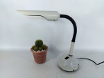 LUMINÁRIA - MESA: Antiga luminária de mesa em ferro pintado de branco (base apresenta amassado), flexível, funcionando. Medidas: altura: 33 cm e diâmetro: 15 cm.