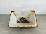 PIA - ÁGATA: Antiga pia lavatório executada em Ágata esmaltada na tonalidade branca. Medidas: altura: 14 cm, largura: 35 cm e comprimento: 50 cm.