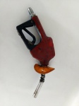 BICO DE BOMBA - COMBUSTÍVEL: Bico de bomba de combustível, peça para decorar sua garagem, em plástico rígido. Medida: comprimento: 45 cm.
