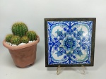 BANDEJA - ANOS 50: Antiga bandeja porta panelas da década de 50 executada em madeira nobre com azulejo (apresenta trincados). Medidas: altura: 2 cm, largura: 17 cm e comprimento: 17 cm.