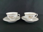PORCELANA - GERMER: Par de antigas xícaras de café com pires em porcelana, na tonalidade branca com detalhes dourado, café do ponto. Medidas: altura da xícara: 5 cm e diâmetro pires: 11 cm.