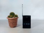 TELEVISÃO - CITIZEN: Antiga mini TV portátil da marca Citizen à pilha, de origem japonesa, sem tampa das pilhas, não está ligando. Medidas: altura: 13 cm, largura: 8 cm e profundidade: 3 cm.