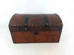 PORTA JOIA - MADEIRA: Antigo porta joia de mesa executado em madeira forrado em couro, sem chave, medidas: altura:14 cm, largura:18 cm e comprimento:25 cm