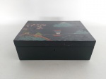 PORTA JOIA - ORIENTAL: Antiga caixa porta joia em madeira pintado de preto com desenhos Oriental, sem chave, medidas: altura:9 cm, largura:25 cm e profundidade:17 cm