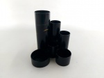 SUPORTE CANETAS - COMPACTOR: Diferente suporte de canetas de mesa da Compactor, em acrílico na tonalidade preto. Medida: altura maior: 15 cm.