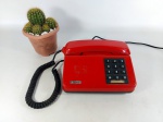 TELEFONE - ANTIGO: Antigo telefone de mesa da década de 60 na tonalidade vermelho. Medidas: altura: 9 cm, largura: 21 cm e profundidade: 17 cm.