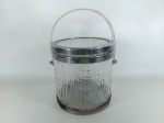 BALDE DE GELO - ANOS 70: Bonito balde de gelo da década de 70 em acrílico transparente e detalhes em ferro cromado, com tampa e alça, apresenta partes oxidadas, medidas: altura:21 cm e diâmetro:20 cm
