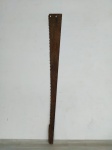 FERRAMENTA - SERROTE: Antigo e grande ferramenta serrote todo em ferro, falta o cabo. Medidas: largura: 18 cm e comprimento: 1.75 m.