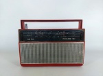 RADIO ANTIGO - PHILCO FORD: Antigo e bonito radio portátil da marca PHILCO FORD na tonalidade vermelho, com três faixas, SOLID STATE, com antena, a tampa das pilhas esta solta, não testado seu funcionamento, sem garantias, medidas: altura:18 cm, largura:24 cm e profundidade:8 cm