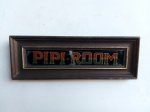 QUADRO - MADEIRA: Antigo quadro decorativo com moldura em madeira, vidro trincado, PIPI-ROOM. Medidas: altura: 9 cm e largura: 24 cm.