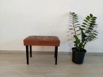 BANQUETA - DESIGNER: Bonita banqueta de designer da década de 60, executada em madeira nobre e assento estofado, no estado. Medidas: altura: 40 cm, largura: 50 cm e profundidade: 30 cm.
