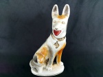ESCULTURA - PORCELANA: Antiga escultura representando cachorro pastor alemão em porcelana vitrificada, ricamente detalhado dos anos 60. Medidas: altura: 27 cm, largura: 17 cm e profundidade: 10 cm.