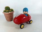 BRINQUEDO - POCOYO: Brinquedo eletrônico em plástico e vinil da série Pocoyo, falta uma roda, não testado. Medidas: altura: 16 cm, largura: 13 cm e comprimento: 20 cm.