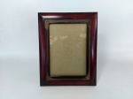 PORTA RETRATO - ACRÍLICO: Bonito porta retrato de mesa executado em acrílico na tonalidade vinho, com vidro, medidas: altura:24 cm e largura:19 cm