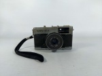 CÂMERA FOTOGRÁFICA - OLYMPUS: Antiga câmera fotográfica da marca Olympus, modelo Trip - 35, com alça manual, de origem japonesa, não está funcionando, para decoração. Medidas: altura: 8 cm, largura: 12 cm e profundidade: 6 cm.
