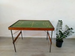 MESA DE BOTÃO - BRINQUEDOS COLUNA: Bonita mesa alta de jogo de botão da marca brinquedos coluna, pés em ferro dobrável. Medidas aberta: altura: 80 cm, largura: 75 cm e comprimento: 1.10 m.