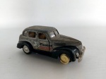 COLECIONISMO - CARRINHO: Miniatura de carrinho de coleção em metal, base de plástico, fricção funcionando, abre as portas, falta as borrachas nos pneus dianteiro e os faróis. Medidas: altura: 5 cm, largura: 5 cm e comprimento: 13 cm.