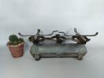 BALANÇA - FILIZOLA: Antiga balança Filizola em ferro no formato cilíndrico, com indicação gravada carga máxima 10kg, sem os pratos. Medidas: altura total: 19 cm, largura total: 23 cm e comprimento total: 54 cm.
