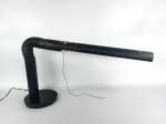 LUMINÁRIA - MESA: Grande luminária de mesa da década de 70 em alumínio pintada de preto, flexível, precisa de revisão na parte elétrica. Medidas: altura: 40 cm, largura: 70 cm e diâmetro base: 20 cm.