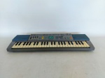 TECLADO - CASIO: Teclado eletrônico da marca CCE modelo EK-55X, está sem os cabos, falta um botão, não testado, sem garantias, medidas: largura: 21 cm e comprimento: 24 cm