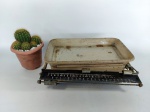 BALANÇA - ANTIGA: Antiga balança de mesa da marca Astoria em ferro, com carga máxima. Medidas: altura: 12 cm, largura: 20 cm e comprimento: 33 cm.