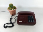 TELEFONE - ANTIGO: Antigo telefone de mesa da década de 60 na tonalidade marrom. Medidas: altura: 9 cm, largura: 21 cm e profundidade: 17 cm.