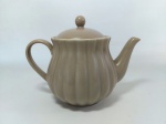 PORCELANA - WOLF: Bonito bule executado em porcelana na tonalidade creme, com alça, bico e tampa, WOLG SINCE 1894, medida: altura:14 cm