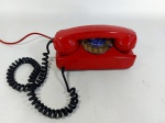 TELEFONE - MESA: Antigo telefone de mesa, modelo Tijolinho, na tonalidade vermelho, à disco. Medidas: altura: 12 cm, largura: 12 cm e comprimento: 22 cm.