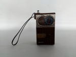 RÁDIOS ANTIGOS - SANYO: Antigo rádio portátil da marca Sanyo, modelo RP-5040, na tonalidade marrom, com duas faixas, com alça manual e antena original, não está ligando, no estado. Medidas: altura: 14 cm e largura: 8 cm.