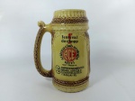 CANECA DE CHOPP - COLEÇÃO: Antiga caneca de chopp de coleção executada em porcelana na tonalidade amarela, "FESTIVAL DE CHOPP -ATLETICO CLUB ECOLOGIA U.F.R.R.J. KM47 ITAGUAÍ - RJ, EMPREENDIMENOS IMOBILIARIOS E CONSTRUÇÕES ITAGUAÍ -RJ", medida: altura:18 cm