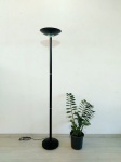 LUMINÁRIA - DESIGNER: Bonita luminária de pé de designer da década de 70 em ferro, na tonalidade preto, funcionando. Medida: altura: 1.83 m.