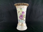 PORCELANA - SANTA ROSA: Expressivo vaso floreira em porcelana Santa Rosa, século XX, em formato cônico, rico com bela pintura e bordas detalhado dourado. Medidas: altura: 26 cm e diâmetro: 15 cm.