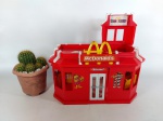 BRINQUEDO - MC DONALDS: Raro brinquedo de coleção, lanchonete do Mc Donalds, na tonalidade vermelho, no estado. Medidas: altura total: 30 cm, largura: 18 cm e comprimento: 33 cm.