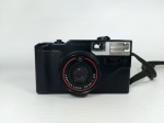 CAMERA FOTOGRÁFICA - YASHICA: Antiga camera fotografica da marca YASHICA, modelo NL-MOTOR, na tonalidade preta, com alça de pescoço, a tampa das pilhas não esta fechando, não testado seu funcionamento, sem garantias, medidas: altura;8 cm e lagura:13 cm