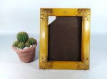 PORTA RETRATO - MADEIRA: Antigo porta retrato de mesa em madeira pintado de dourado e detalhes em alumínio dourado, sem vidro. Medidas: altura: 32 cm e largura: 25 cm.