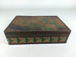 LATA - ANTIGA: Antiga lata de coleção, miscelânea em tabletes, no formato retangular. Medidas: altura: 4 cm, largura: 13 cm e comprimento: 18 cm.