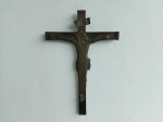 RELIGIÃO - CRUCIFIXO: Antigo crucifixo de parede com a cruz em madeira nobre e escultura em latão, medidas: altura:39 cm e largura:26 cm