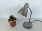 LUMINÁRIA - MESA: Bonita luminária de mesa flexível na tonalidade cinza, funcionando. Medidas: altura: 34 cm e diâmetro base: 15 cm.