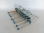 CABIDES - MADEIRA: Lote composto por 10 cabides de madeira infantil com tema masculino. Medidas: altura: 15 e comprimento: 33 cm.
