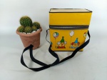 SUPORTE - MAMADEIRA: Antigo suporte de mamadeira da década de 70, de viagem, na tonalidade amarelo com desenhos infantil, precisa de revisão no fechamento. Medidas: altura: 20 cm, largura: 17 cm e profundidade: 9 cm.
