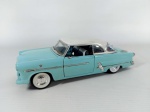 CARRINHO DE COLEÇÃO - METAL: Carrinho de coleção em metal nas tonalidades verde e branco, falta peças, portas abrem, WELLY FORD VISTORIA 1953, medidas: altura:6 cm, largura:8 cm e comprimento:19 cm