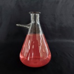 KITAZATO -LABORATÓRIO: Antigo frasco kitazato com saída lateral em vidro transparente, medidas: altura:18 cm e diâmetro:12 cm
