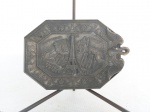 BANDEJA - FRANÇA: Pequena bandeja petisqueira em metal cinzelado, Comemorativa Sap Polyne, Souvenir de Paris, made in France. Medidas: largura: 10 e comprimento: 16 cm.