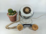 TELEFONE - ANTIGO: Antigo e diferente telefone de mesa da década de 60, modelo bolinha, a disco, falta gancho. Medidas: altura: 22 cm, largura: 16 cm e profundidade: 16 cm.