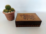 CAIXA - MADEIRA: Bonita caixa porta joia em madeira nobre com marchetaria de flores, sem chave. Medidas: altura: 7 cm, largura: 22 cm e profundidade: 16 cm.